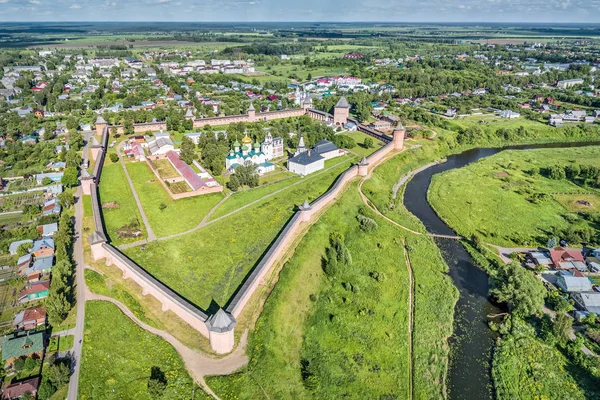 Vista aérea del monasterio y el río en Suzdal — Foto de Stock