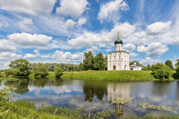 Kostel Proměnění na Něrl v Bogolubovo — Stock fotografie