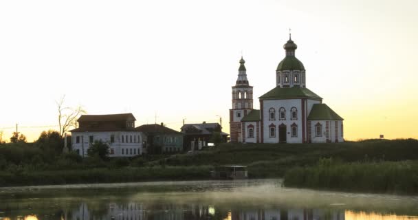 Nevoeiro se movendo acima do rio em Suzdal, Rússia — Vídeo de Stock