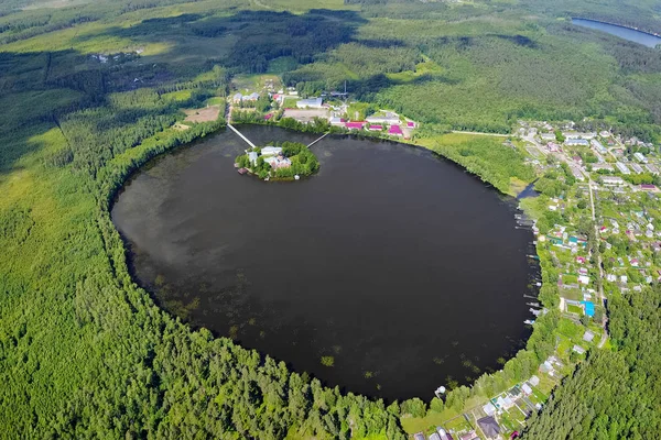 Vista aérea del lago Vvedenskoe con monasterio en Pokrov — Foto de Stock