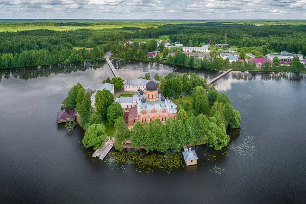 Vista aérea del monasterio de Svyato-Vvedenskiy Ostrovnoy — Foto de Stock