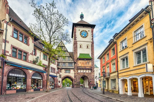 Schwabentor - historické radnice ve Freiburgu, Německo — Stock fotografie