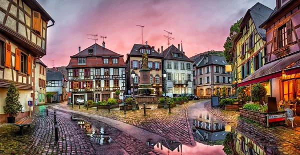 Regniga solnedgång i Ribeauville byn, Frankrike — Stockfoto