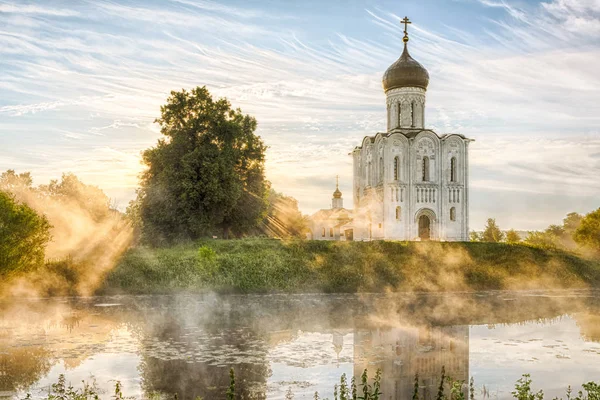 Die Kirche der Fürbitte auf dem Nerl in Bogolubovo — Stockfoto