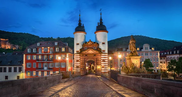 Verlichte oude brug Gate in Heidelberg, Duitsland — Stockfoto