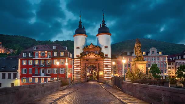 Belysta gamla bron Gate i Heidelberg, Tyskland — Stockvideo