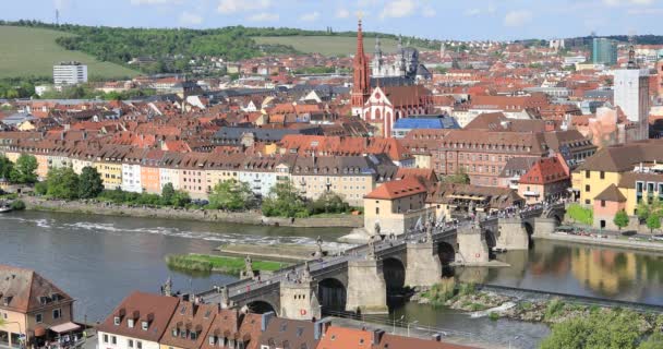 Wurzburg αστικό τοπίο με γέφυρα Alte Mainbrucke — Αρχείο Βίντεο