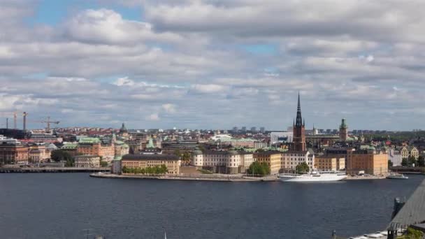 Pohled z vysokého úhlu na ostrově Riddarholmen, nedaleko malebného ve Stockholmu — Stock video