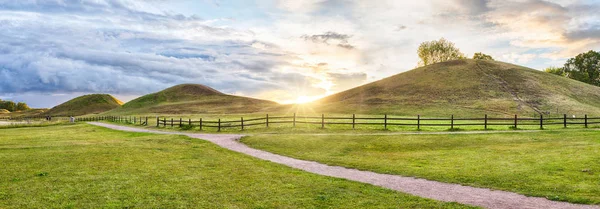 Panorama van Royal terpen op zonsondergang in Gamla Uppsala — Stockfoto