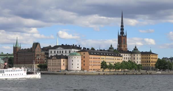 Osobní loď míjí domy starého města ve Stockholmu — Stock video