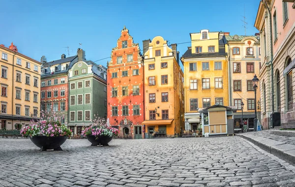 Kleurrijke huizen op het plein Stortorget in Stockholm — Stockfoto