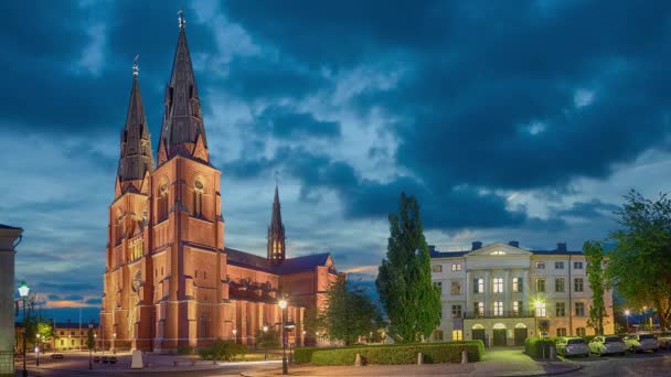 在晚上，瑞典乌普萨拉大教堂 — 图库视频影像