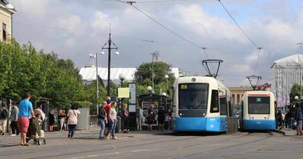 Tram vertrekt vanaf de halte in het centrum van Göteborg, Zweden — Stockvideo