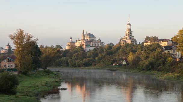 Монастырь отражается в реке Тверце в Торжок, Россия — стоковое видео