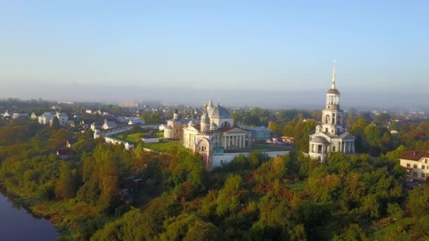 Вид с воздуха на монастырь в Торжок, Россия — стоковое видео