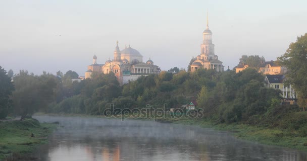 Mosteiro refletindo no rio Tvertsa em Torzhok, Rússia — Vídeo de Stock