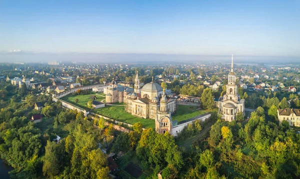 Вид с воздуха на монастырь в Торжок, Россия — стоковое фото