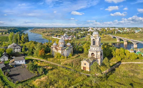 Пташиного польоту на церков у Staritsa, Росія — стокове фото