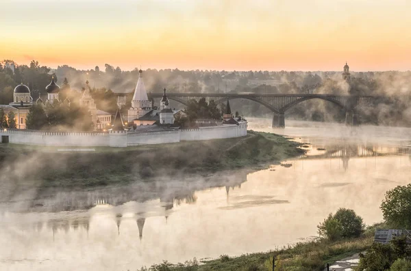 Misty morning over Volga river and monastery in Staritsa — Stock Photo, Image