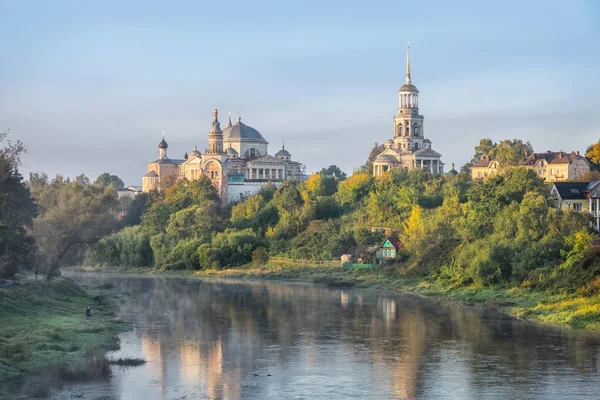 Monastero e fiume Tvertsa al mattino a Torzhok — Foto Stock