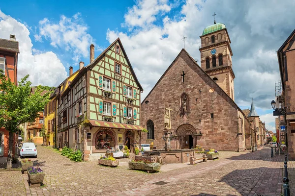 Heilig-Kreuz-Kirche und Brunnen in Kayserberg, Frankreich — Stockfoto