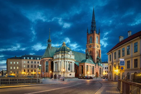Церковь Риддархольмен в сумерках в Стокгольме (фото HDR) ) — стоковое фото
