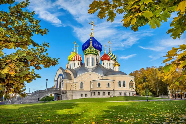 Храм с красочными куполами в Переделькино — стоковое фото