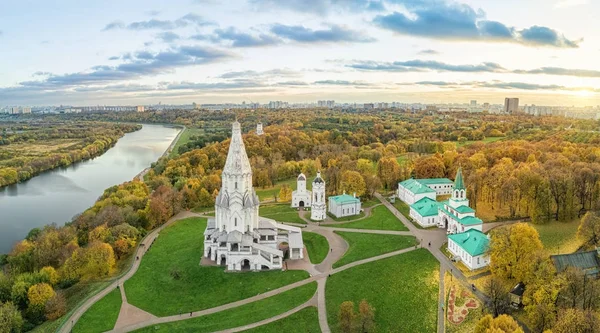 Igreja em Kolomenskoye parque no outono, Moscou, Rússia — Fotografia de Stock