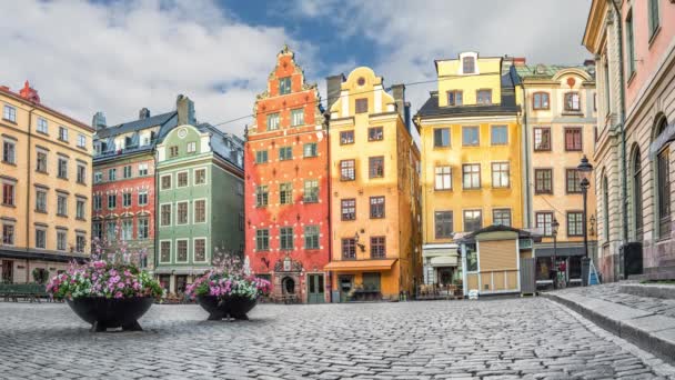 Coloridas casas en la plaza Stortorget en Estocolmo — Vídeos de Stock