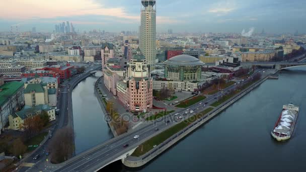 Воздушный городской пейзаж Москвы с Водоотводным каналом — стоковое видео