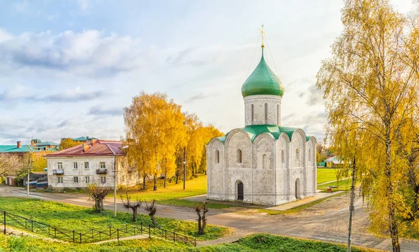 Церковь в Переславле-Залесском с осенними деревьями — стоковое фото