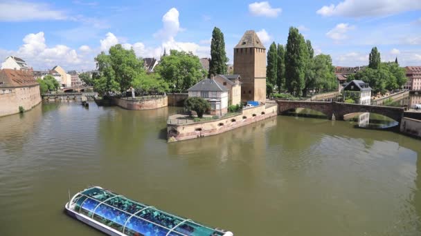 Туристическая лодка на реке III в Страсбурге — стоковое видео