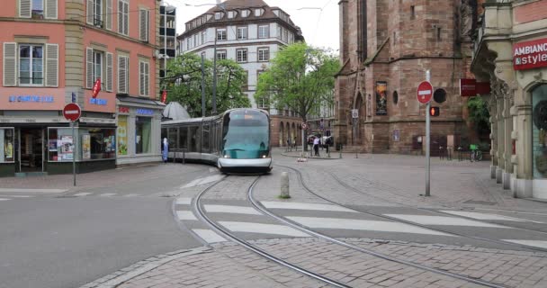 Strazburg Caddesi üzerinde modern tramvay — Stok video