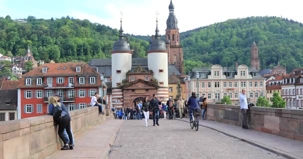 Mensen lopen op oude brug (Alte Brücke) in Heidelberg, Duitsland — Stockvideo