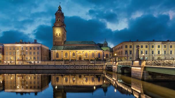 Christinae kyrka speglar sig i vattnet i Göteborg — Stockvideo