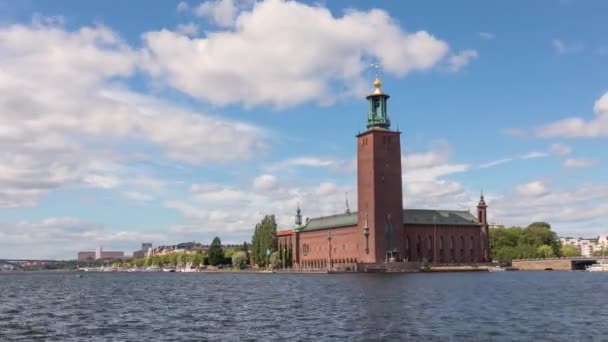 Byggnad av stadshuset i Stockholm — Stockvideo