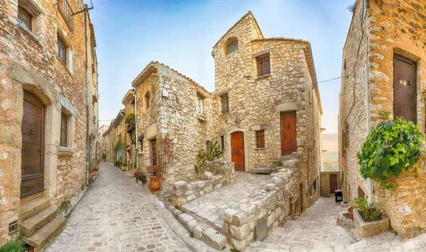 Street of medieval mountain village Tourrettes-sur-Loup — Stock Photo, Image