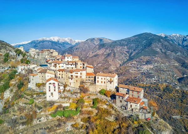 Veduta aerea sul villaggio medievale di montagna di Bairols, Francia — Foto Stock