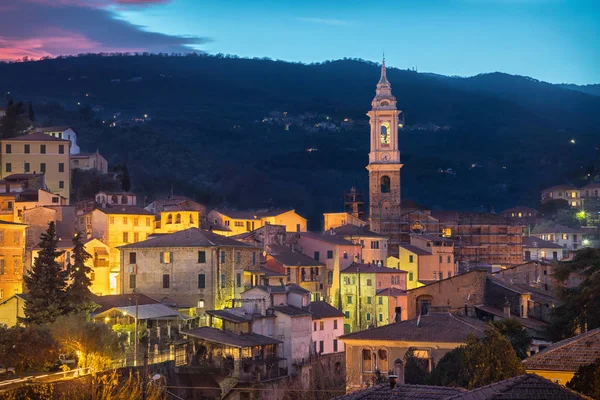 Cityscape de Dolcedo ao entardecer - pequena cidade nos Alpes da Ligúria, Itália — Fotografia de Stock