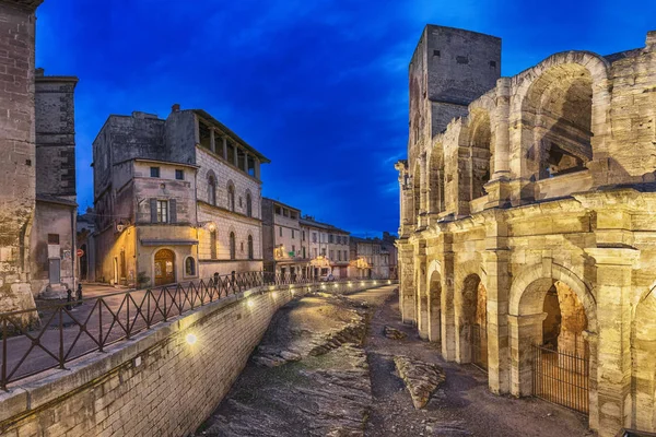 Romeins amfitheater in de schemering in Arles, Frankrijk — Stockfoto