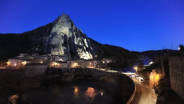 Sisteron Noite Rocher Baume Peculiar Rocha Forma Ponte Sobre Rio — Vídeo de Stock