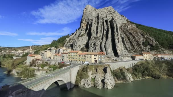 Rocher Baume Roca Forma Inusual Puente Sobre Río Durance Sisteron — Vídeos de Stock