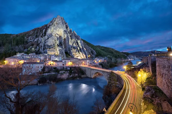 Roccia dalla forma insolita al crepuscolo a Sisteron, Francia — Foto Stock