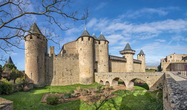 Chateau Comtal - castelo no topo de uma colina do século XII em Carcassonne — Fotografia de Stock