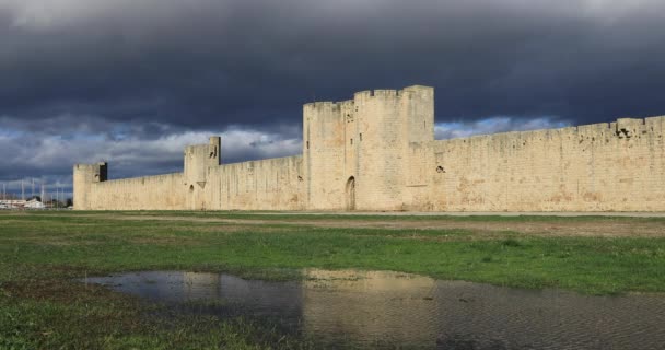 Muralla Circundante Ciudad Fortificada Medieval Aigues Mortes Reflejada Agua Occitanie — Vídeos de Stock