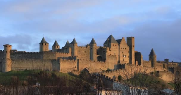 Duvarlar Batan Güneşin Aude Fransa Zoom Görünümünde Işığında Carcassonne Kuleleri — Stok video