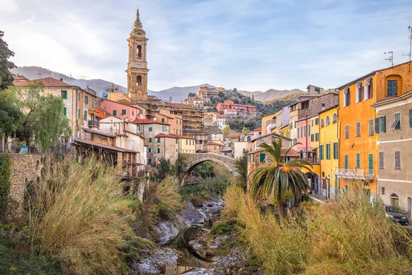 Városkép a Dolcedo a liguriai Alpok, Olaszország — Stock Fotó