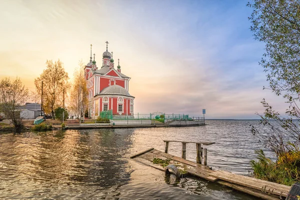 Красная церковь на берегу Плещеевского озера в Переславле-Залесском — стоковое фото