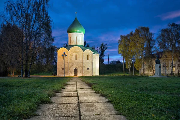 Catedral de Spaso-Preobrazhensky al atardecer en Pereslavl-Zalessky — Foto de Stock
