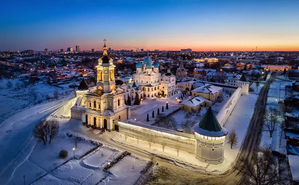 Пташиного польоту Висоцький монастир у сутінках, в Серпухов — стокове фото